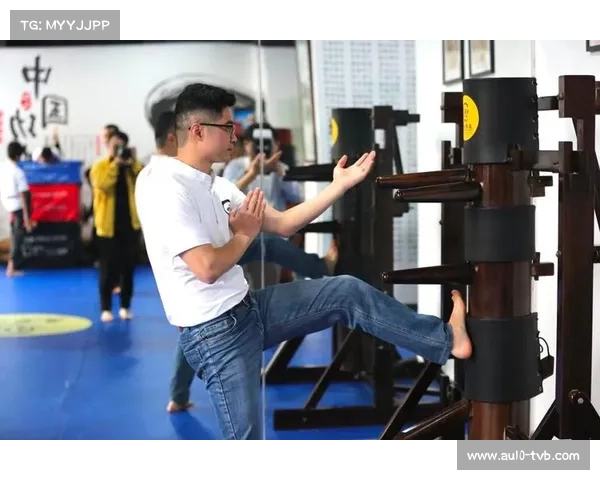 奎兰萨尔基尔德高扫KO技惊四座 成业余拳手必学实战范例