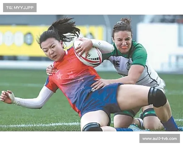 江苏队陈可怡突破山东队防守,达阵后与队友相拥 江苏队陈可怡突破山东队防守,达阵后与队友相拥